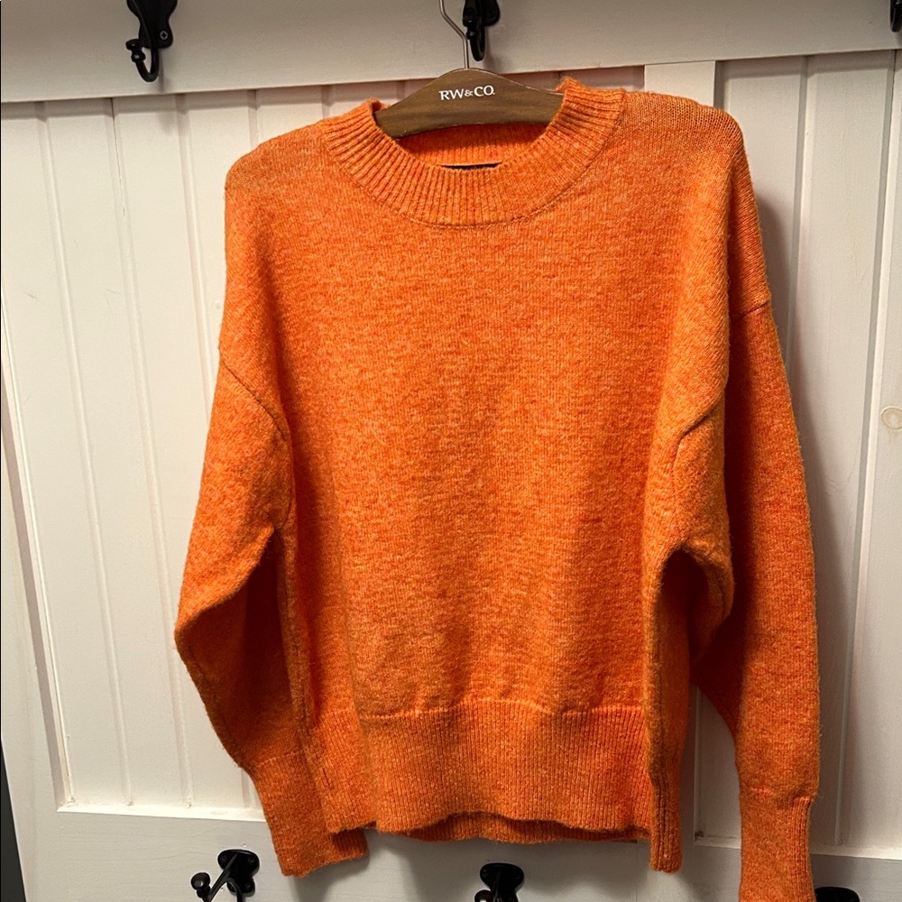 Lyla & Luxe Orange Crew Neck Sweater M